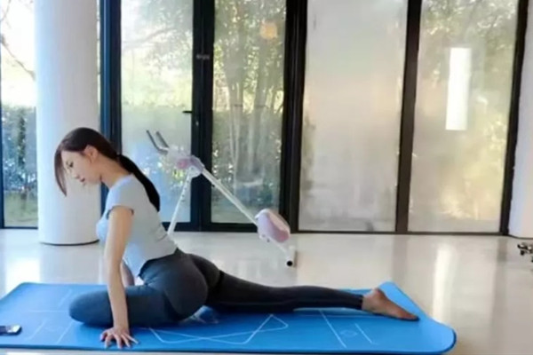斗鱼小小玉酱转型健身练瑜伽
